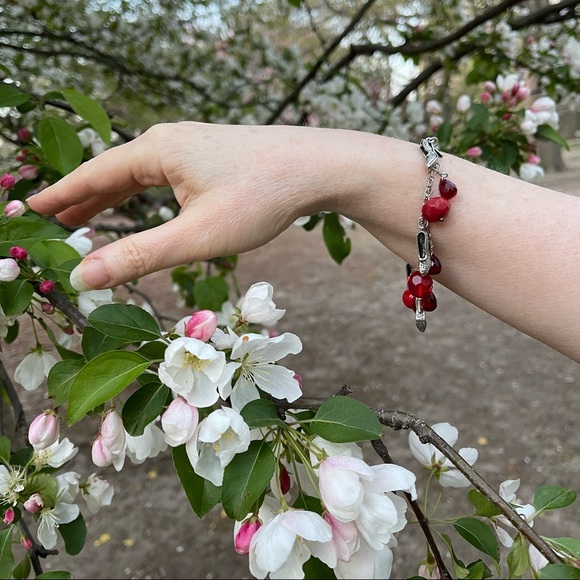 NWT DOUBLE STRAND CRYSTAL CHARM BRACELET IN REGAL RED TONES & SILVER TONED SHOES - Picture 10 of 15